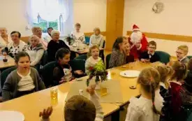Dzieci z przedszkole MIś grupa ,,Bratki u senior&oacute;w (16)