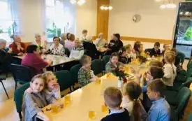 Dzieci z przedszkole MIś grupa ,,Bratki u senior&oacute;w (15)