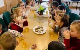 Dzieci z przedszkole MIś grupa ,,Bratki u senior&oacute;w (14)