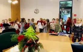 Dzieci z przedszkole MIś grupa ,,Bratki u senior&oacute;w (9)