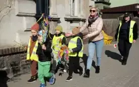 Przedszkolaki w korowodzie wiosennym001101