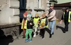 Przedszkolaki w korowodzie wiosennym001100