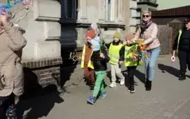 Przedszkolaki w korowodzie wiosennym001099