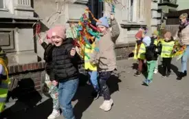 Przedszkolaki w korowodzie wiosennym001098