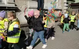 Przedszkolaki w korowodzie wiosennym001097