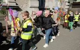 Przedszkolaki w korowodzie wiosennym001096