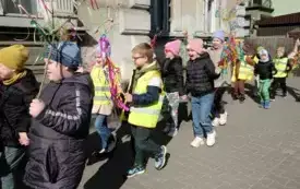 Przedszkolaki w korowodzie wiosennym001095
