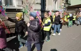 Przedszkolaki w korowodzie wiosennym001094