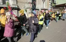 Przedszkolaki w korowodzie wiosennym001093