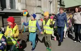 Przedszkolaki w korowodzie wiosennym001092