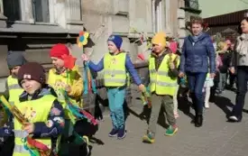 Przedszkolaki w korowodzie wiosennym001091