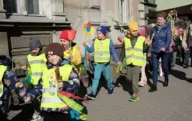 Przedszkolaki w korowodzie wiosennym001090