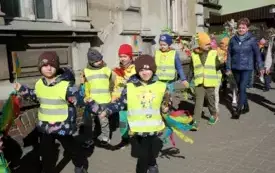 Przedszkolaki w korowodzie wiosennym001088