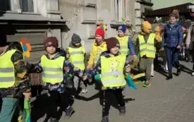 Przedszkolaki w korowodzie wiosennym001087