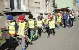 Przedszkolaki w korowodzie wiosennym001086