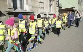 Przedszkolaki w korowodzie wiosennym001085