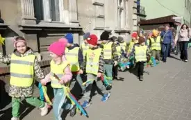 Przedszkolaki w korowodzie wiosennym001084