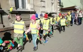 Przedszkolaki w korowodzie wiosennym001083
