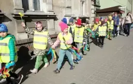Przedszkolaki w korowodzie wiosennym001082