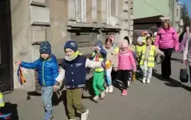 Przedszkolaki w korowodzie wiosennym001081