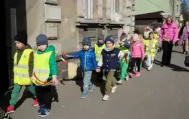 Przedszkolaki w korowodzie wiosennym001079