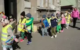 Przedszkolaki w korowodzie wiosennym001078
