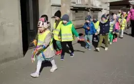 Przedszkolaki w korowodzie wiosennym001077