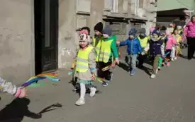 Przedszkolaki w korowodzie wiosennym001076