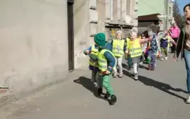 Przedszkolaki w korowodzie wiosennym001075