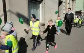 Przedszkolaki w korowodzie wiosennym001072