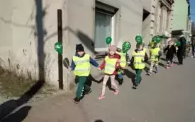Przedszkolaki w korowodzie wiosennym001069