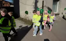 Przedszkolaki w korowodzie wiosennym001067