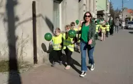Przedszkolaki w korowodzie wiosennym001065