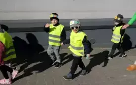 Przedszkolaki w korowodzie wiosennym001063