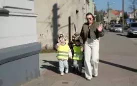 Przedszkolaki w korowodzie wiosennym001060