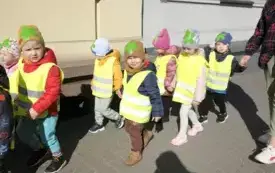 Przedszkolaki w korowodzie wiosennym001055