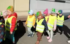Przedszkolaki w korowodzie wiosennym001052