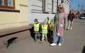 Przedszkolaki w korowodzie wiosennym001048