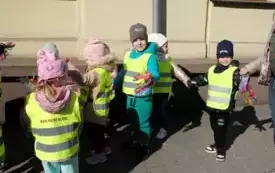 Przedszkolaki w korowodzie wiosennym001046