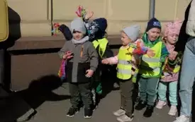 Przedszkolaki w korowodzie wiosennym001042