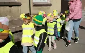 Przedszkolaki w korowodzie wiosennym001036