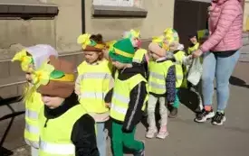 Przedszkolaki w korowodzie wiosennym001035