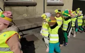 Przedszkolaki w korowodzie wiosennym001034