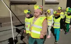 Przedszkolaki w korowodzie wiosennym001032