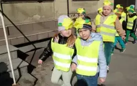 Przedszkolaki w korowodzie wiosennym001028