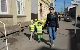 Przedszkolaki w korowodzie wiosennym001027