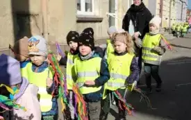 Przedszkolaki w korowodzie wiosennym001022