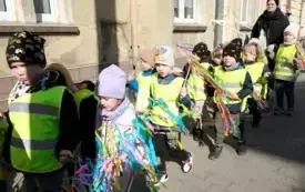 Przedszkolaki w korowodzie wiosennym001020