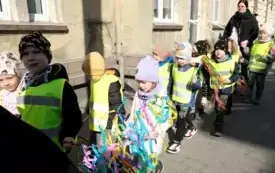 Przedszkolaki w korowodzie wiosennym001018