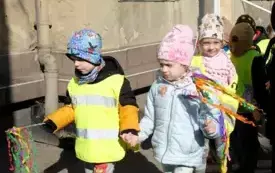 Przedszkolaki w korowodzie wiosennym001016